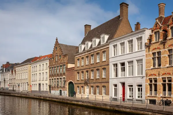 Brugge, Belçika kanalları boyunca güzel evler. Avrupa 'da turizm beldesi