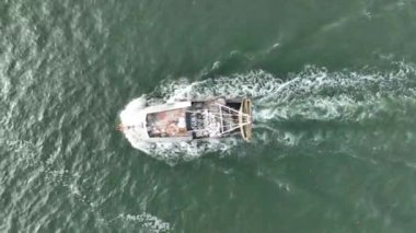 Balıkçı teknesinin hava görüntüsü. Torbalar dolusu Rapani ile balıkçı teknesi balıkçısı.