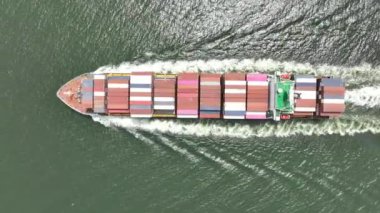 Denizde büyük bir konteyner gemisi. Yukarıdan aşağıya doğru. Kargo konteynırı gemisinin hava üst görüntüsü ithalat konteynır yelkenlisi.