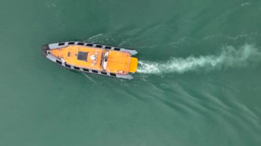 Turuncu kurtarma ya da sahil güvenlik botu, devriye geziyor. Polis motoru.