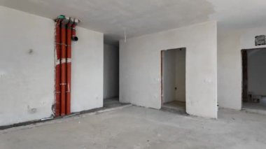 Yeni boş oda yapım aşamasında. Alçıdan duvarlar. Yeni evim. Beton duvarlar. İç yenileme. 