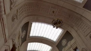Ünlü alışveriş merkezi Vittorio Emanuele. Galleria Vittorio Emanuele II İtalya 'nın en eski aktif alışveriş galerisidir..