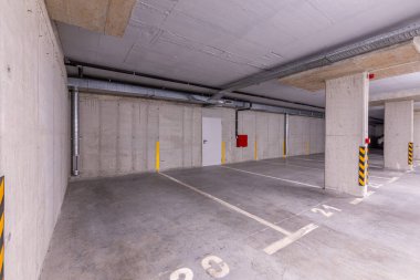 Boş yeraltı otoparkı ya da garaj içi