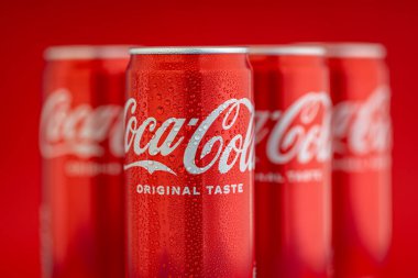 Varna, BULGARIA - 13 Şubat 2024: Klasik Coca Cola 'nın orijinal tadı, su damlalı kırmızı kutu 
