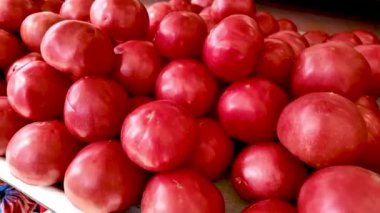 Çiftçi pazarında taze domates. Yerel pazarda domates satışı.