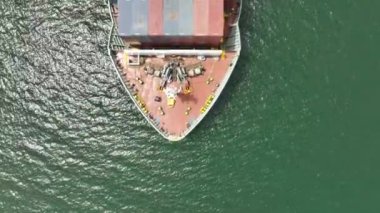 Denizde büyük bir konteyner gemisi. Yukarıdan aşağıya doğru. Kargo konteynırı gemisinin hava üst görüntüsü ithalat konteynır yelkenlisi.