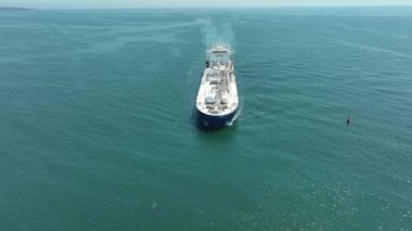 LPG gaz gemisinin hava görüntüsü. Gaz taşıyıcısı, okyanusta yüzen bir gaz tankeri.