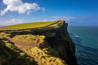 Moher 'in uçurumları, İrlanda. County Clare 'deki popüler turizm merkezi.