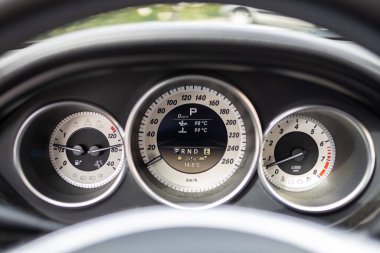 Modern bir arabanın gösterge paneli