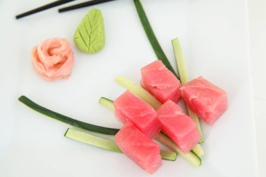 Suşi orkinos beyaz plaka