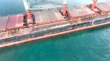 Kuru kargo gemisinin hava görüntüsü. Toplu taşıyıcı kargo gemisi. Gemi lojistik ve ulaşım sektörü.