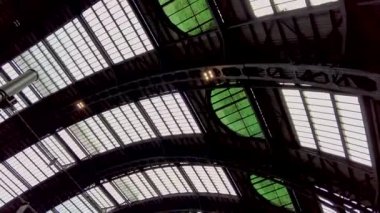 Milan tren istasyonunun tavanının ayrıntıları. Milan Merkez İstasyonu iç görünümü.