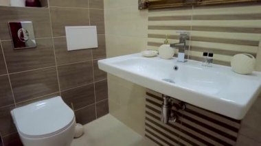 Temiz modern banyo. Yeni evdeki tuvaletin içi