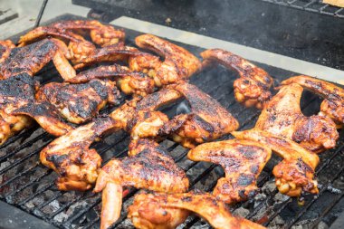 Baharatlı tavuk kanadı Barbekü ızgara ızgara.