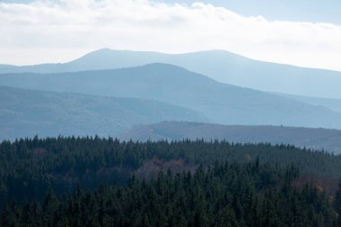 Sabah vakti yüksek dağ. Güzel doğal manzara. Stara planina, Balkan dağı, Bulgaristan
