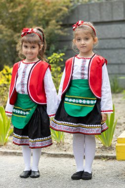 Geleneksel Bulgar folklor kostümlü iki kızın portresi