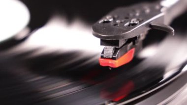 Pikabın iğnesini kapat. Gramofon kayıt cihazı. Müzik çalmak için geçmişe dönük ses teknolojisi