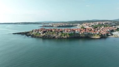 Eski Sozopol kasabasının havadan görünüşü. Sozopol Bulgaristan 'ın Burgaz kenti yakınlarındaki antik bir sahil kentidir.