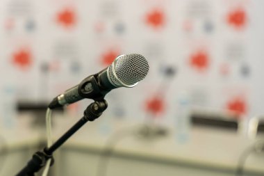 Mikrofonu konferans odasına kapatın, iş adamları forumu, toplantı, eğitim, öğrenme, koçluk konsepti. 