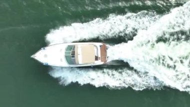 Lüks motorlu tekne. Sürat teknesi, yat. Hava görünümü