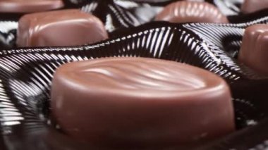 Dönüşümlü bir kutu çikolata şekeri. Karışık çikolataları yakın..