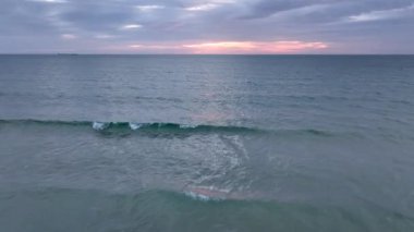 Okyanus üzerinde video uçuşu, gün doğumunda deniz. Suya yakın.