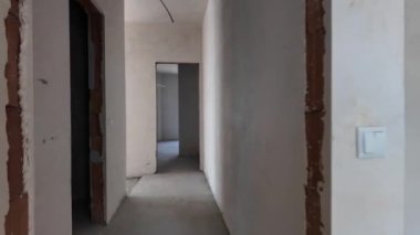 Yeni boş bir ev, inşaat halindeki bir daire. Alçıdan duvarlar. Yeni evim. Beton duvarlar. İç yenileme. 