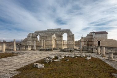 Büyük Bazilika 'nın kalıntıları. Ortaçağ Avrupa 'sındaki en büyük Hıristiyan katedrali. İlk Bulgar başkenti, Pliska