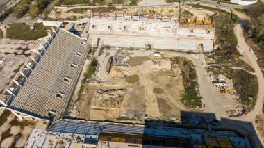 Stadyum yapım aşamasında. Yeni futbol stadyumu yapım aşamasında. İnşaat malzemeleri ve ekipmanlarıyla inşaat alanı.