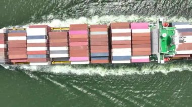 Denizde büyük bir konteyner gemisi. Yukarıdan aşağıya doğru. Kargo konteynırı gemisinin hava üst görüntüsü ithalat konteynır yelkenlisi.