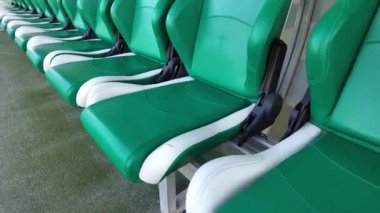 Yeşil bir futbol stadyumu bankta boş Koç ve rezervler