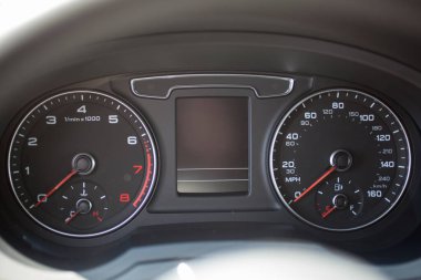 Pano bir kilometre ile modern bir araba