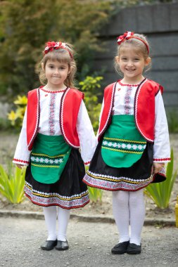 Geleneksel Bulgar folklor kostümlü iki kızın portresi