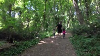 Babam ve iki küçük kızı parkta yürüyorlardı.