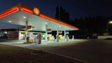 Varna, Bulgaristan - 6 Ağustos 2024: Varna 'daki deniz kabuğu benzin istasyonu. Shell, çok uluslu bir İngiliz petrol ve doğalgaz şirketi.