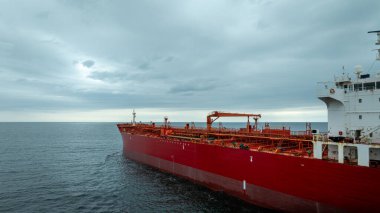 Petrolün havadan görünüşü, kimyasal tanker. Tanker gemisi lojistik ve ulaşım işi petrol ve doğalgaz endüstrisi.