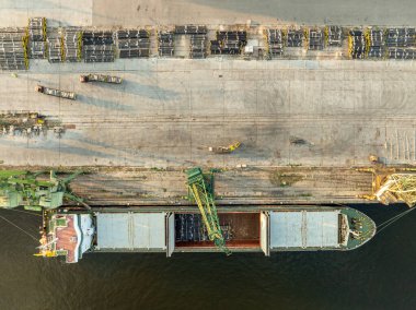 Genel kargo gemisi metal borularla dolu. Gaz ve petrol boru hattı inşaatı için borular