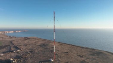 Yüksek telekomünikasyon anten kulesi. Radyo askeri kulesi