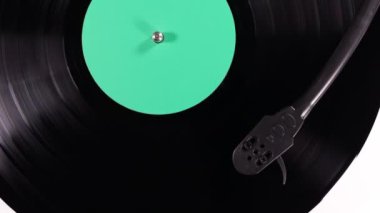 DJ Plak Çalar 'da eski plaklar. Ortasında yeşil ekran olan siyah vinil arkaplan.