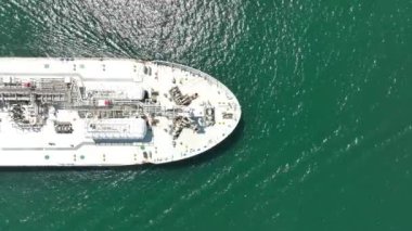 LPG gaz gemisinin hava görüntüsü. Gaz taşıyıcısı, okyanusta yüzen bir gaz tankeri.