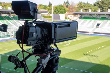 Futbol maçında, futbol stadyumunda. Profesyonel dijital kamera