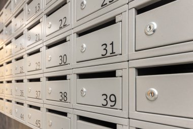 Modern apartmanda birçok posta kutusu var. Bir apartmanda posta kutuları.