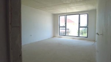 Yeni boş oda yapım aşamasında. Alçıdan duvarlar. Yeni evim. Beton duvarlar. İç yenileme. 