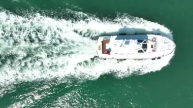 Deniz ve okyanusta hareket eden hava manzarası. Yelkenli teknenin yukarıdan görünüşü. 