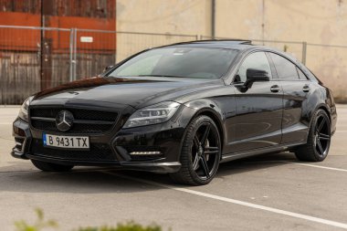 Varna, Bulgaristan - 9 Mayıs 2024: Lüks Mercedes Benz CLS 550 W218. Mercedes-Benz 1926 yılında kurulan bir Alman otomotiv markasıdır.