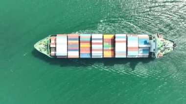 Denizde büyük bir konteyner gemisi. Yukarıdan aşağıya doğru. Kargo konteynırı gemisinin hava üst görüntüsü ithalat konteynır yelkenlisi.