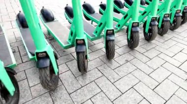 Halka açık yerlerde elektrikli scooter satışı. Elektrikli şehir ulaşımı