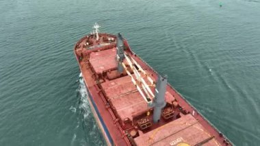 Kuru kargo gemisinin hava görüntüsü. Toplu taşıyıcı kargo gemisi. Gemi lojistik ve ulaşım sektörü.