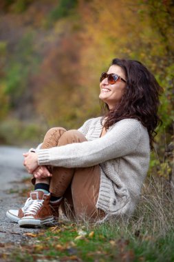 Gülümseyen güzel kadın açık havada. Doğa Park zevk