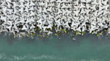 Sahil şeridinin yukarıdan görünüşü, beton tetrapodlar.